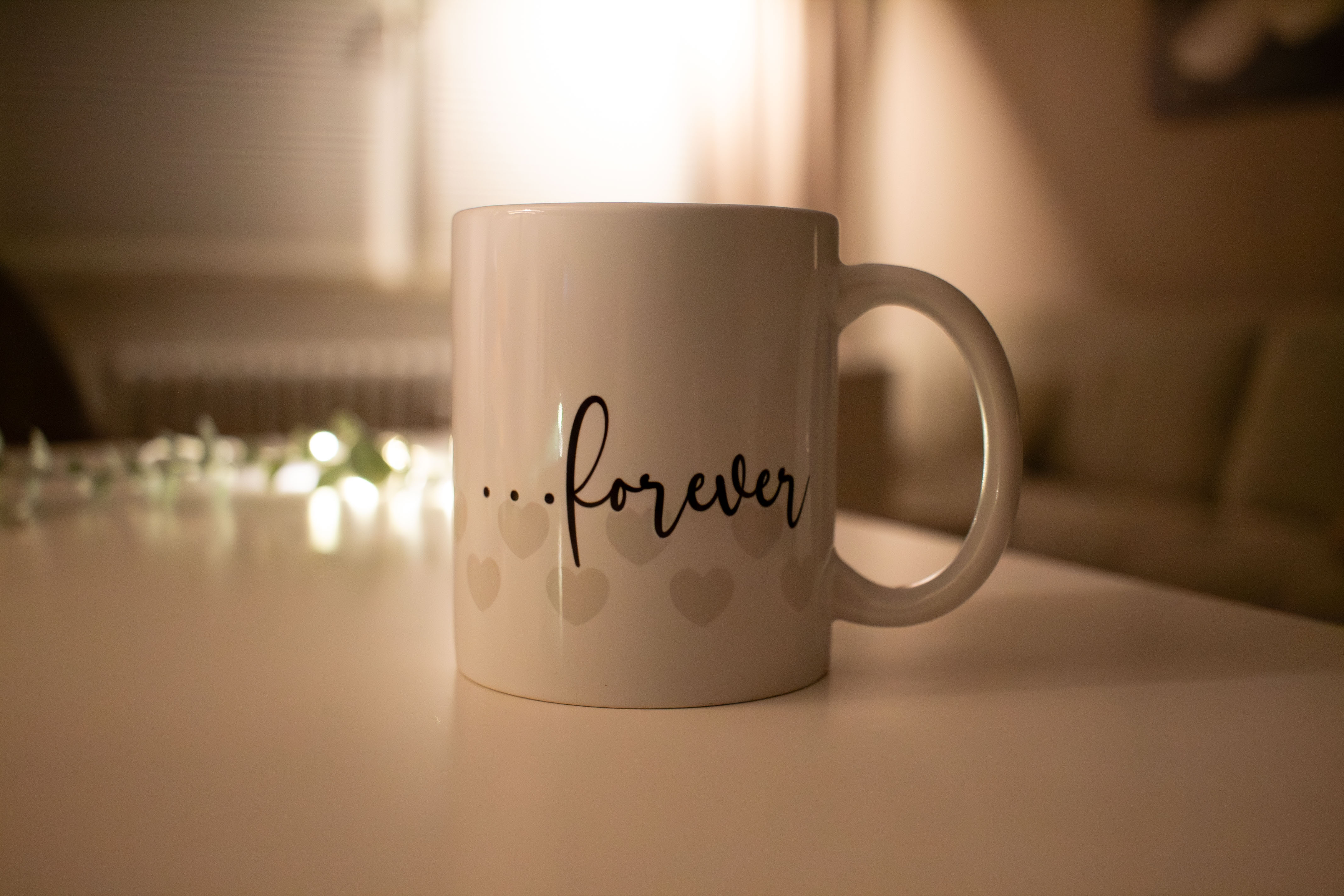 Ein Foto einer Tasse beschriftet für Verliebte